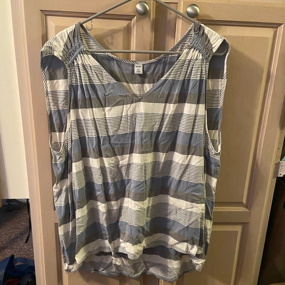 Old navy sleeveless shirt - Picture 1 of 4